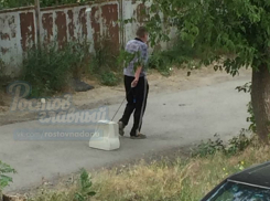 Выгуливающий ЭЛТ-монитор «на поводке» мужчина рассмешил и озадачил жителей Ростова