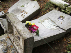 В Ростове вандалы осквернили 30 могил 