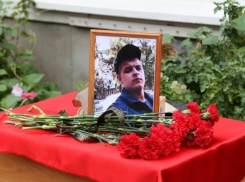 В честь юного пожарного, погибшего при исполнении долга, открыли мемориальную доску в Ростове-на-Дону