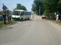 Иномарка протаранила пассажирский автобус во время обгона в Ростовской области