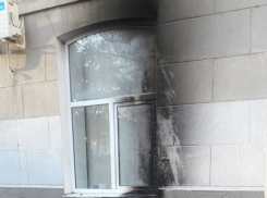 Хулиганы совершили нападение на офис партии «Единая Россия» под Ростовом