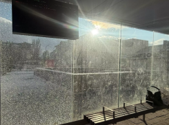 Вандалы разгромили «умную» остановку в центре Ростова