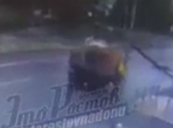 Смертельное падение огромного тополя на КамАЗ попало на камеру уличного видеонаблюдения в Ростове