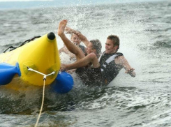 В Таганроге отдыхающих «на банане» возил лодочник без прав