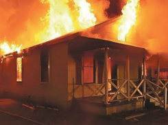 Мужчина насмерть отравился дымом при пожаре в частном доме Ростовской области