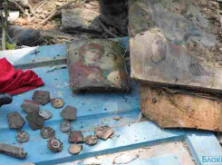 Ростовские спасатели нашли в разрушенном доме пенсионера из Крымска иконы и ордена ВОВ