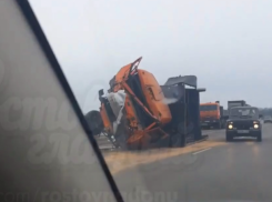 Как волчок крутилась на трассе огромная фура, засыпая зерном дорогу под Ростовом