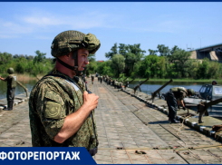 На трассе М-4 «Дон» военные соорудили переправу через Северский Донец