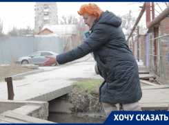 «За 70 лет власти ничем не помогли»: жители Ростова на четвереньках ползут на работу по старым мостам