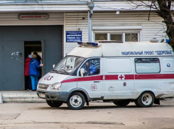 Две женщины попали в больницу после столкновения иномарки с маршруткой в Ростове