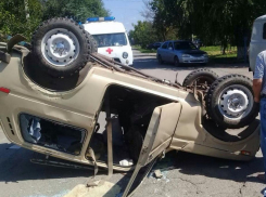 В Ростовской области легковушка перевернулась на крышу