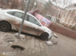 В Ростове такси снесло рекламную тумбу на Садовой