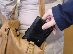 «Зевающие» покупатели на рынке Ростова попадали под прицел 37-летнего мастера-щипача 