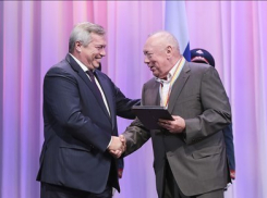 Знак «Почетный гражданин» Василий Голубев вручил экс-губернатору Владимиру Чубу 