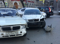 Глупое ДТП на зебре в центре Ростова устроила невнимательная девушка за рулем