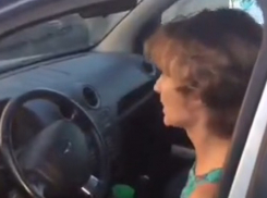 Ростовчанка оставила своего ребенка в машине на 35-градусной жаре и ушла за покупками