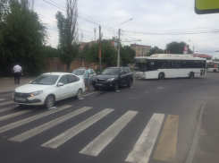 В Ростове пассажирский автобус врезался в иномарку