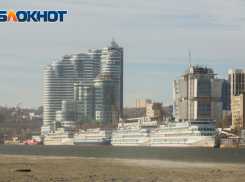 Канализационные потоки затопили дорогу возле элитного ЖК в Ростове