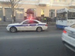В Ростове-на-Дону 20-летняя девушка попала под колеса троллейбуса на пешеходном переходе  