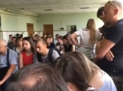 Удушающе бесконечная очередь в МРЭО на Доватора в Ростове попала на видео