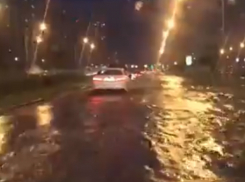 Плывущие по улице Ростова машины в грозу попали на видео