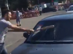 Уставший ездить на «ведре» ростовчанин весело и звонко разбомбил битой свою «Приору» на видео