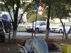 Укутавшийся в одеялко на лавочке бомж растрогал жителей Ростова