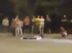 Окруженный толпой «зевак» полумертвый пешеход на дороге Ростовской области попал на видео