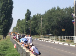 Сотрудников муниципальных служб в поселке Каменоломни заставили в жару вместо работы красить бордюры 