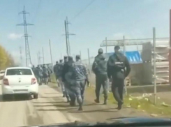 В Аксайском районе образовались многокилометровые заторы после оцепления рынков