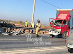 Фура разнесла машину дорожных рабочих на трассе в Ростовской области