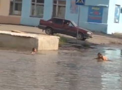 Новочеркасские дети искупались в луже, словно в озере: ВИДЕО