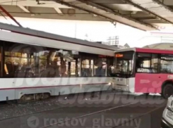 В центре Ростова-на-Дону автобус протаранил травмвай