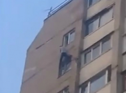 Пытавшийся забраться в окно на 15 этаже «человек-паук» попал на видео в Ростовской области