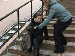 В Новочеркасске уборщица в гололед поливала ступеньки торгового центра водой