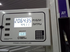 44 литра бензина в 40-литровый бак залил житель Ростова на автозаправке