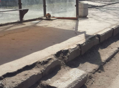 Люди сатанеют, спотыкаясь на убитых «в хлам» опасных ступеньках на автобусной остановке в Ростове