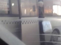 Опасное нарушение на оживленной дороге водителем пассажирской маршрутки в Ростове попало на видео