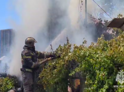 В Ростове потушили крупный пожар в частном доме на площади 160 кв. метров