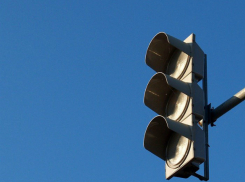 «Сумасшедший» светофор стал причиной огромной пробки на улице Лесопарковая в Ростове