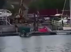 Зазевавшийся водитель иномарки в Ростове сбил пешехода, рухнул в реку и попал на видео 