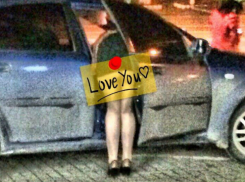 Самые аморальные улицы Ростова назвали мужчины, рассмотревшие фото девушки в задравшейся короткой юбке