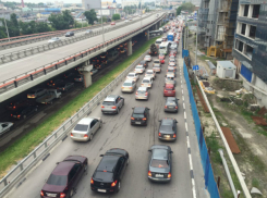 Вынужденные пешие прогулки сотен горожан по замершему в пробках центру Ростова попали на видео