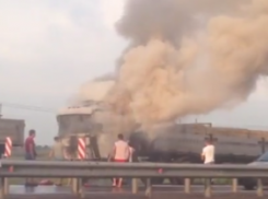 Фура с древесиной загорелась на въезде в Ростов 