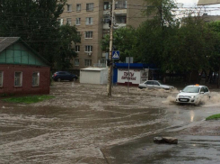 В Ростове из-за ливня машины «поплыли» по центральным улицам города