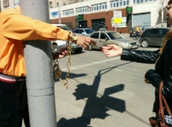 Промоутера приковали наручниками к столбу в Ростове 