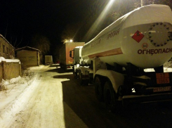 Колонна большегрузов застряла в Новочеркасске из-за снега 