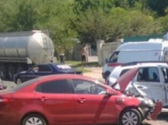 Две женщины получили травмы в тройном ДТП на встречке у перекрестка Ростова