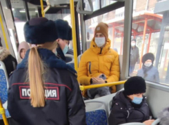 В общественном транспорте Ростова за сутки поймали 60 нарушителей масочного режима