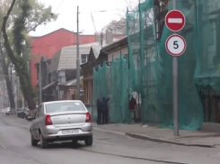 «Нашествие» запрещающих знаков и наглые водители попали на видео в центре Ростова